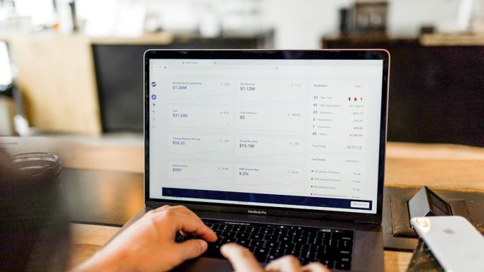 intervju med experter om effekterna av en potentiell räntehöjning illustration